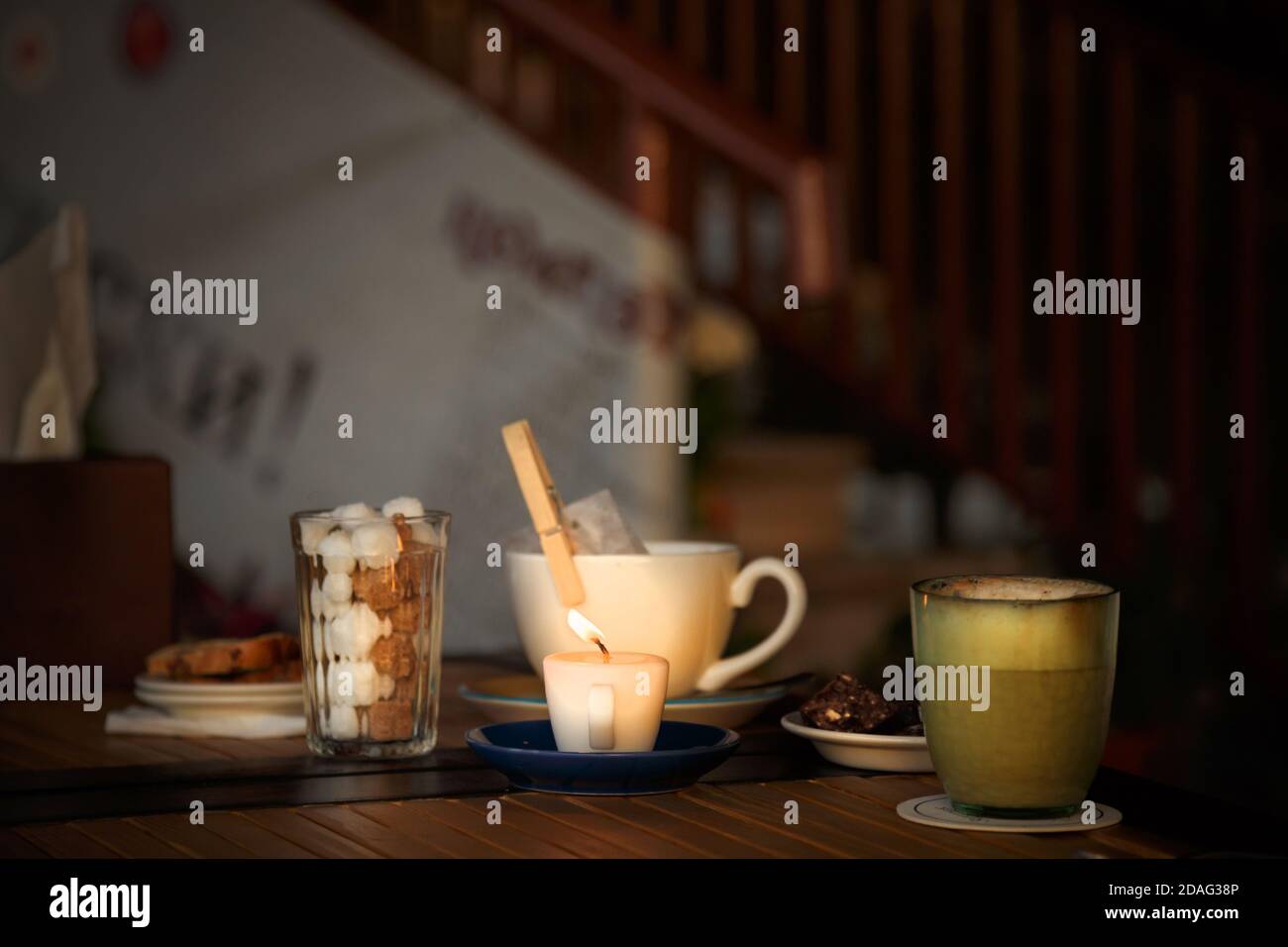 Tasses De Cafe Et De The Gateau Aux Fruits Doux Sucre Brun Et Blanc Et Bougie En Feu Ambiance D Automne Composition Automnale Confortable Concept D Hygge Mise Au Point Douce Photo Stock