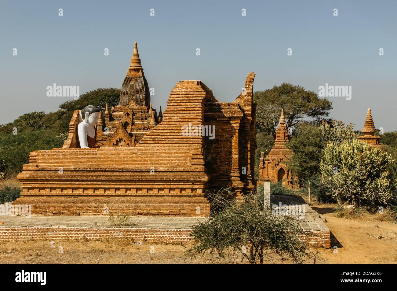 Old Bagan, Myanmar - 27 janvier 2020. Pagode bouddhiste antique. Panorama des vieux temples à Bagan. Groupe de pagodes anciennes avec statue de Bouddha.exotique h Banque D'Images