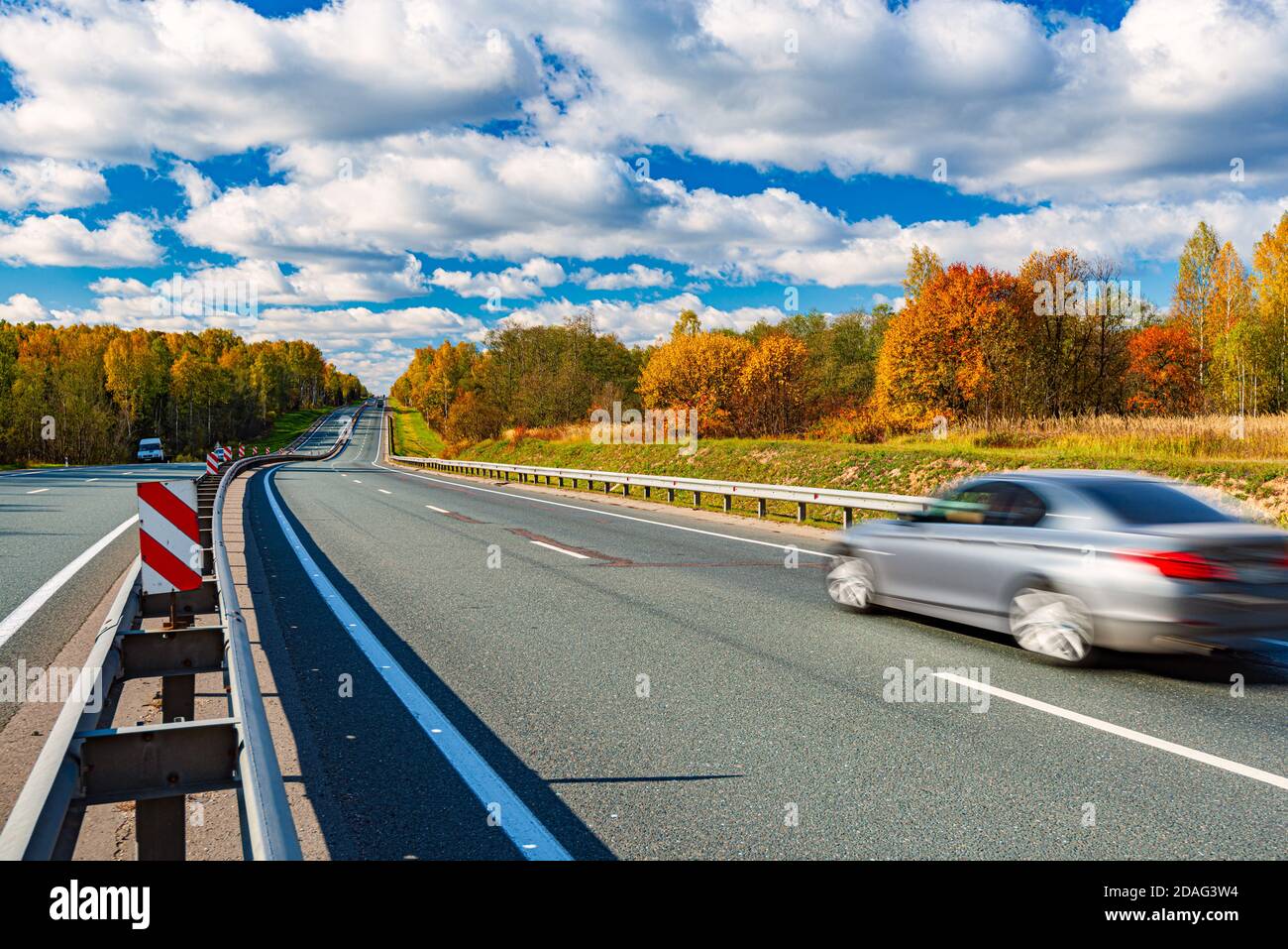 Voiture rapide sur une autoroute en Bavière, en Allemagne, en Europe. Déplacement automatique. Banque D'Images