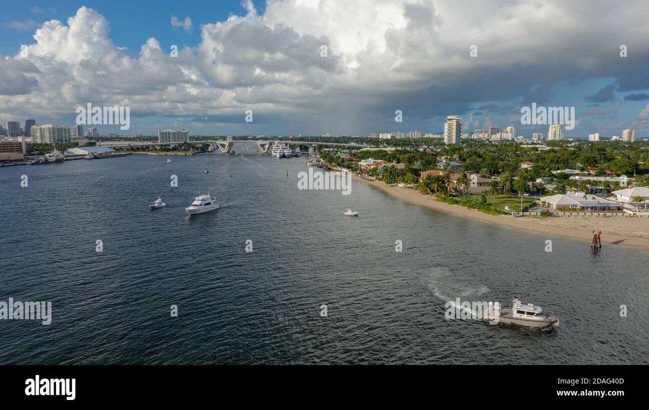 Ft. Lauderdale, FL/USA-10/31/19 : Le point de vue d'un navire de croisière de Port Everglades, à Ft. Lauderdale, Floride du canal sur l'océan avec un lux Banque D'Images