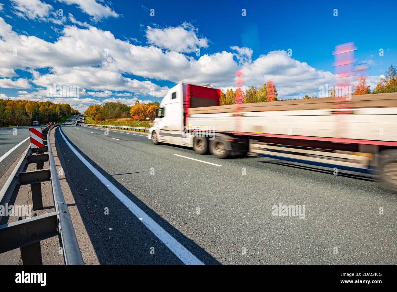 Camion rapide sur une autoroute en Bavière, en Allemagne, en Europe. Transport, fret et livraison. Banque D'Images