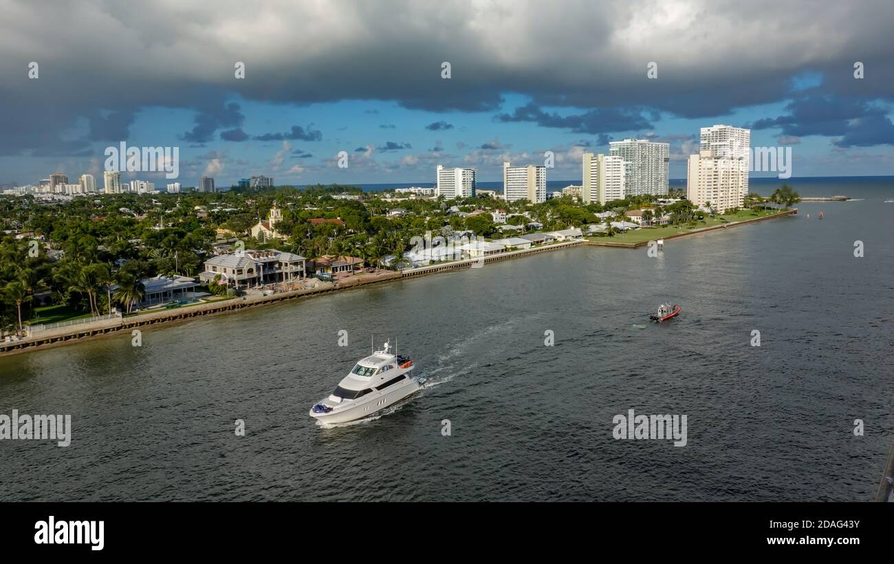 Ft. Lauderdale, FL/USA-10/31/19 : Le point de vue d'un navire de croisière de Port Everglades, à Ft. Lauderdale, Floride du canal sur l'océan avec un lux Banque D'Images