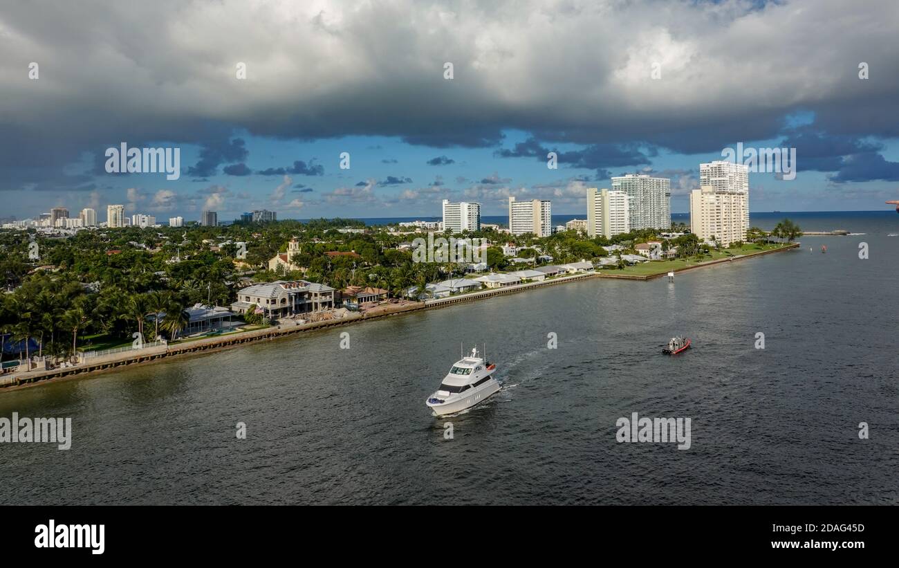 Ft. Lauderdale, FL/USA-10/31/19 : Le point de vue d'un navire de croisière de Port Everglades, à Ft. Lauderdale, Floride du canal sur l'océan avec un lux Banque D'Images