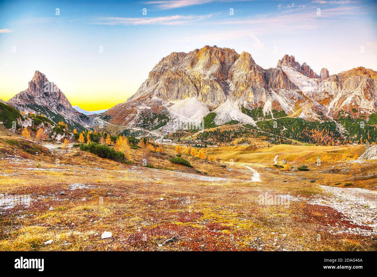 Paysage d'automne pittoresque avec des larches jaunes et des montagnes spectaculaires Lagazuoi et Tofana. Emplacement : col de Falzarego, Cortina d'Ampezzo, Dol Banque D'Images