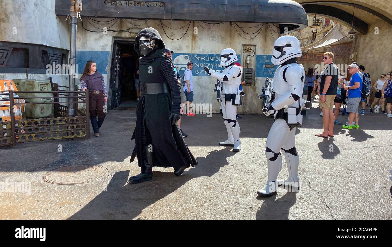 Orlando,FL/USA-10/5/19: Kylo Ren et deux troopters de tempête qui se promèvent dans le quartier de Star Wars Galaxy's Edge de Hollywood Studios Park à Walt Disney Worl Banque D'Images