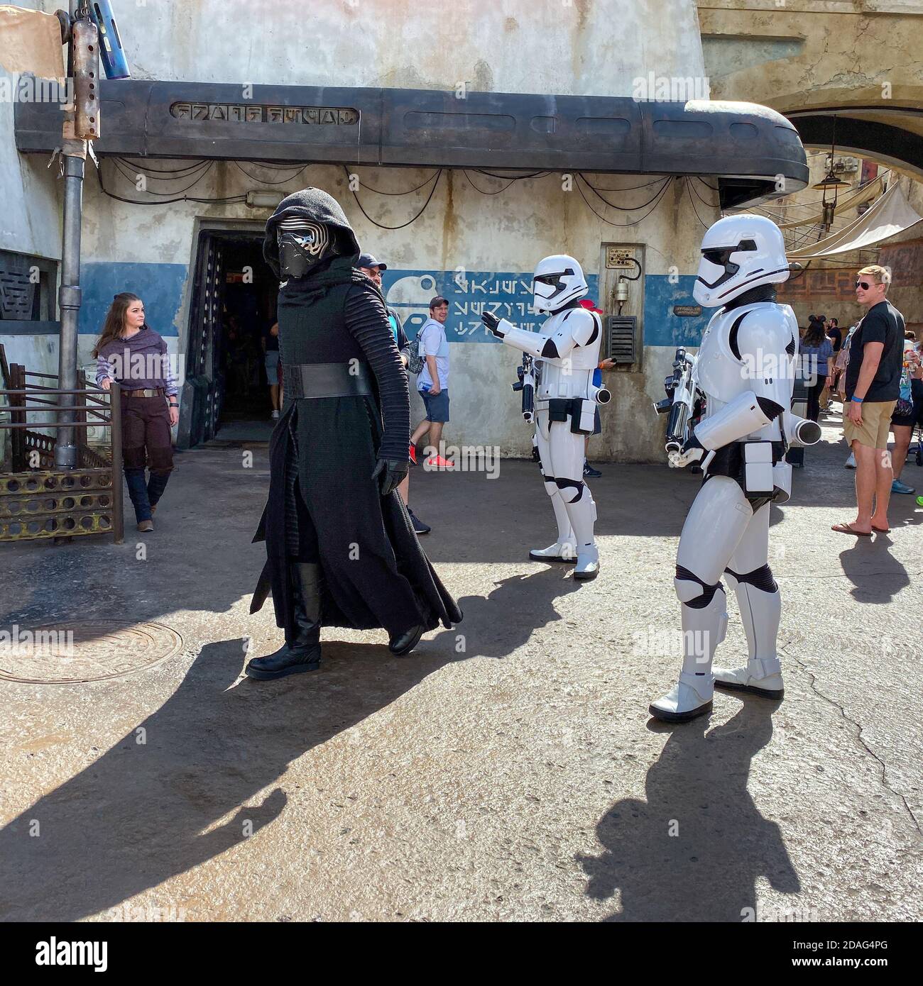 Orlando,FL/USA-10/5/19: Kylo Ren et deux troopters de tempête qui se promèvent dans le quartier de Star Wars Galaxy's Edge de Hollywood Studios Park à Walt Disney Worl Banque D'Images