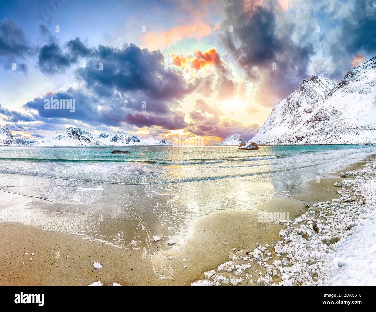 Fabuleux paysage d'hiver avec la plage de Haukland au coucher du soleil et des sommets enneigés près de Leknes. Lieu: Leknes, Vestvagoy, Lofotens, Norvège Banque D'Images