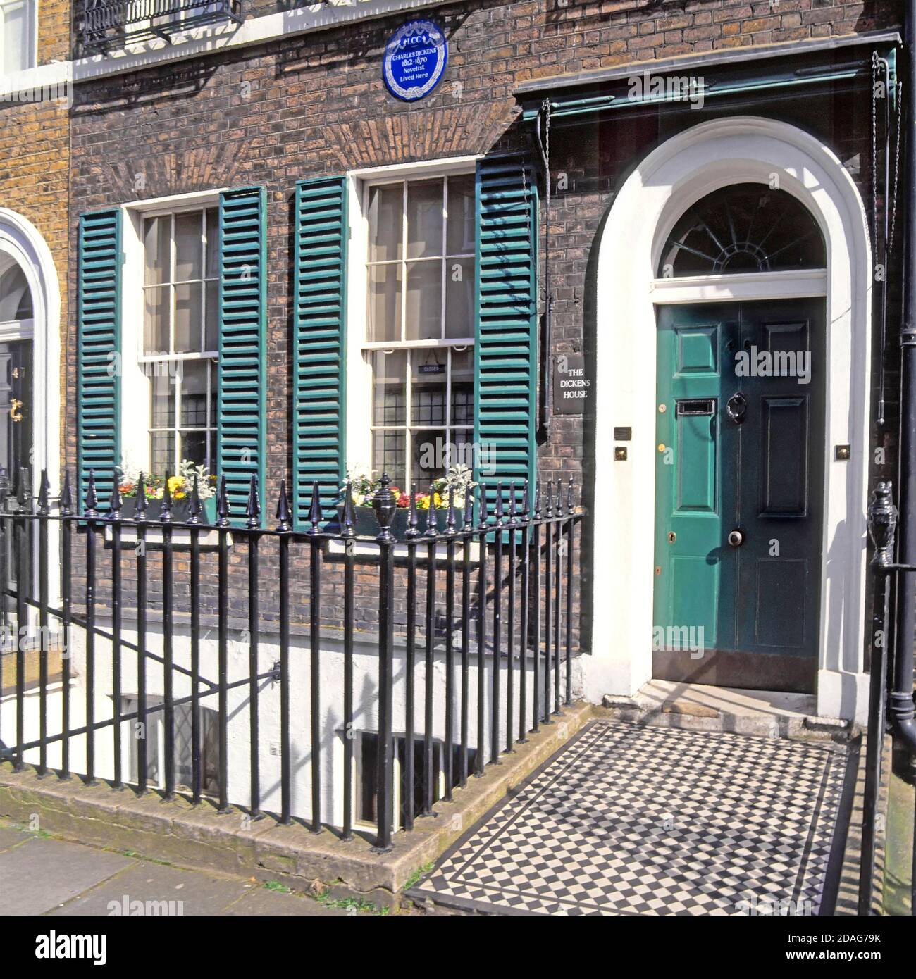 Façade du musée Charles Dickens dans un quartier géorgien de Londres Maison mitoyenne une fois où se trouve le célèbre anglais victorien Écrivain Holborn Angleterre Royaume-Uni Banque D'Images