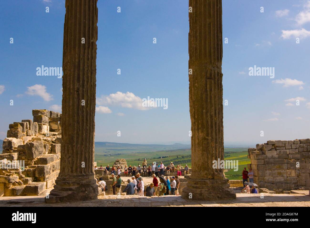 Touristes sur les ruines de Thugga, site classé au patrimoine mondial de l'UNESCO, Tunisie Banque D'Images