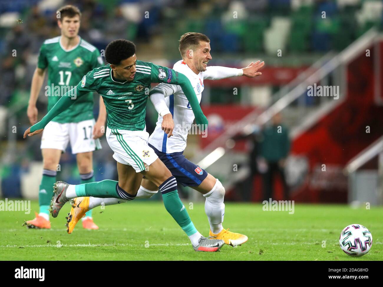 Jamal Lewis (à gauche) d'Irlande du Nord et Peter Pekarik de Slovaquie se battent pour le ballon lors du match de finale de l'UEFA Euro 2020 à Windsor Park, Belfast. Banque D'Images