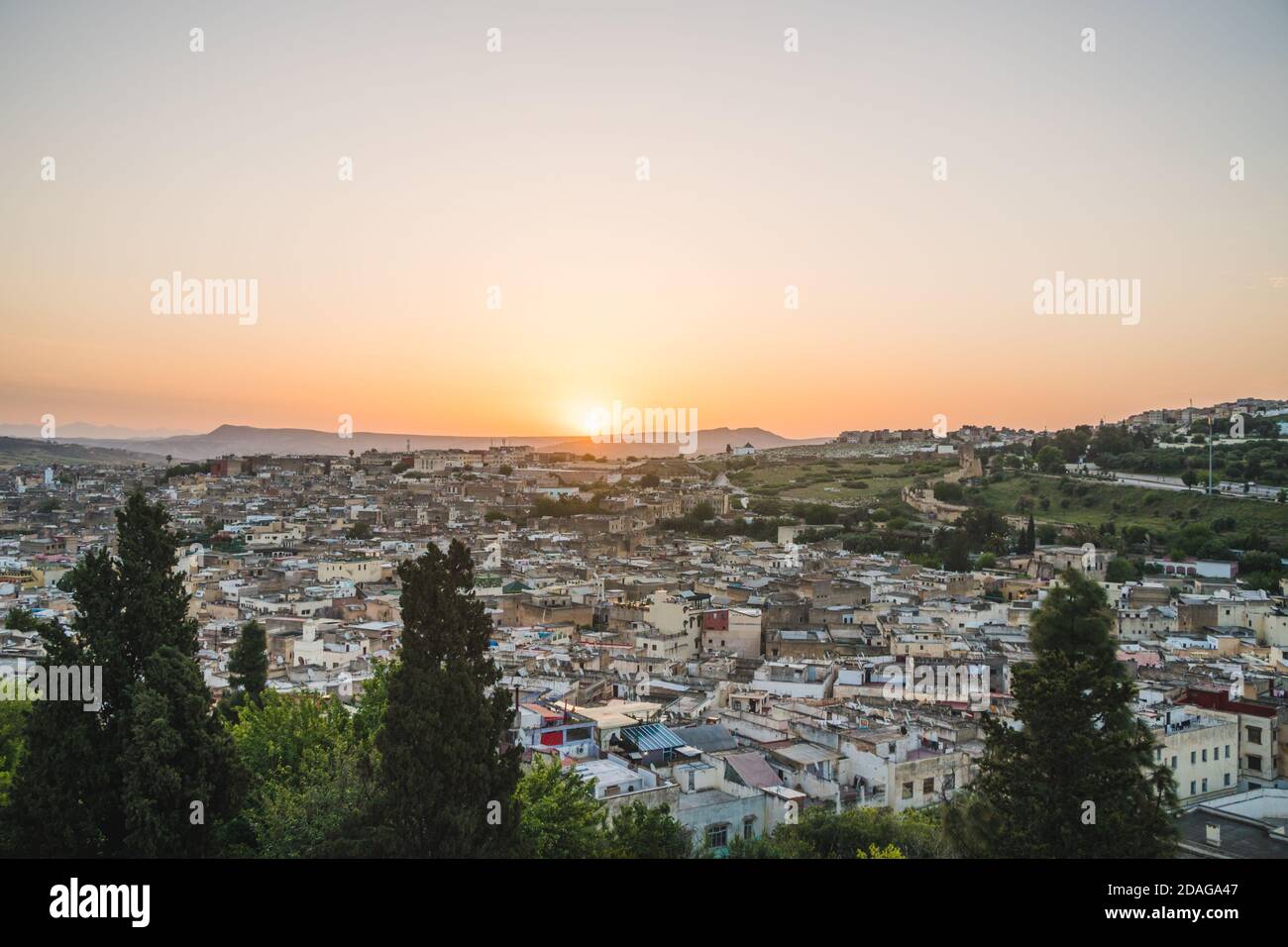 Vue panoramique panoramique sur les toits de la ville de Medina Fes au lever du soleil au Maroc, en Afrique Banque D'Images