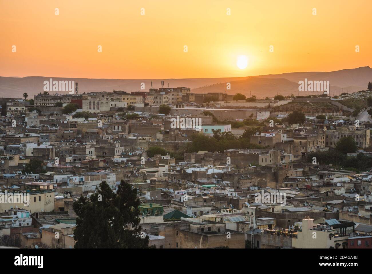 Vue panoramique panoramique sur les toits de la ville de Medina Fes au lever du soleil au Maroc, en Afrique Banque D'Images