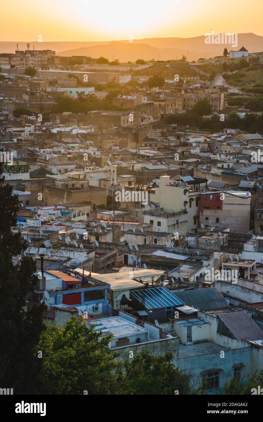 Vue panoramique panoramique sur les toits de la ville de Medina Fes au lever du soleil au Maroc, en Afrique Banque D'Images