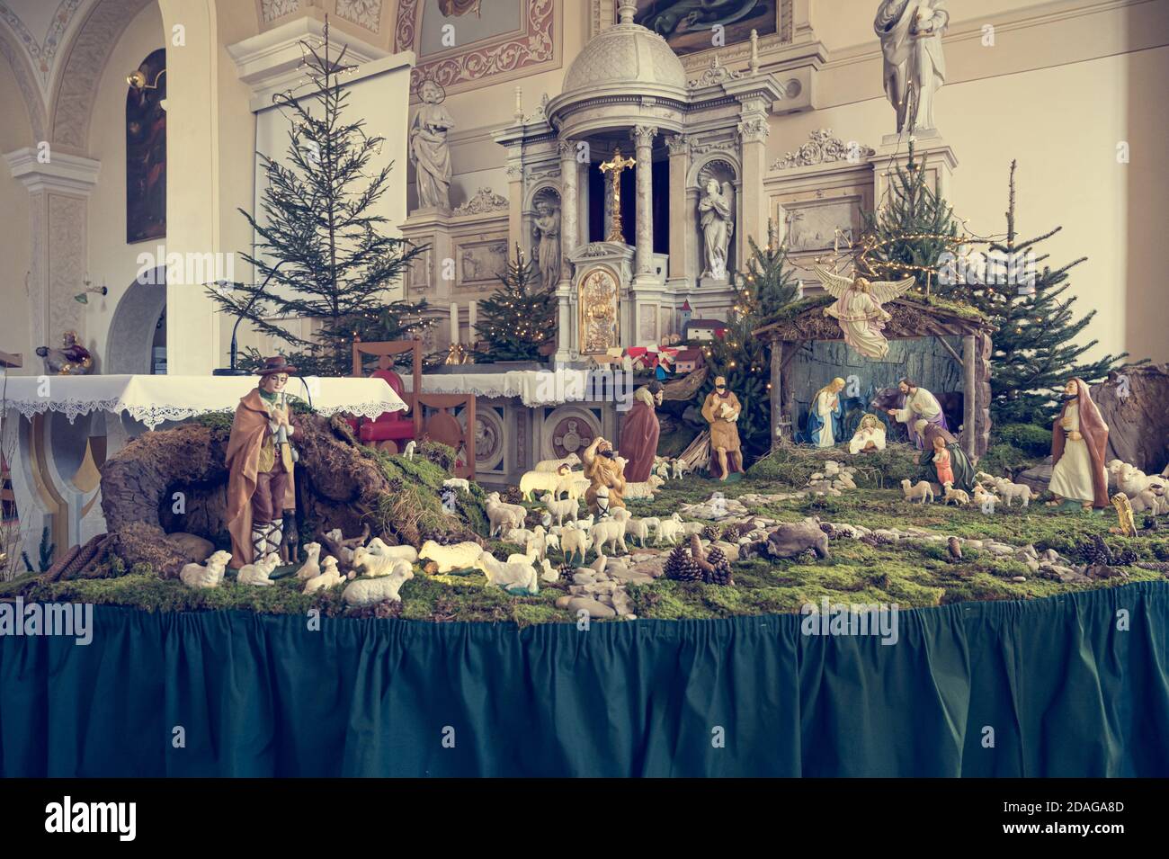 Crèche De Noël Miniature En Boîte Métal - Scène De La Nativité En Résine Avec Figurines, 9.5x6 Cm, Décoration Intérieure