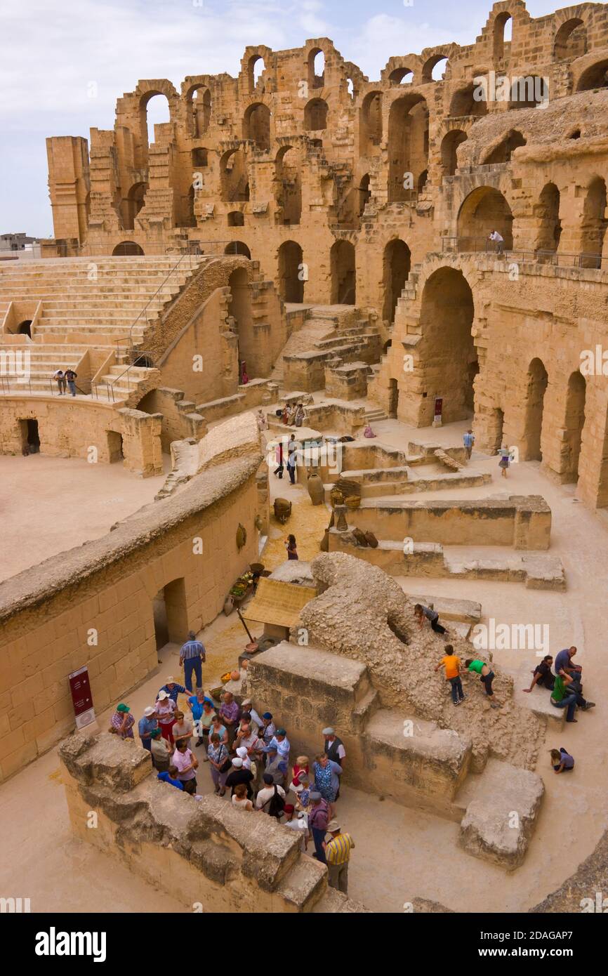 Touristes à l'amphithéâtre romain, le troisième plus grand du monde, site classé au patrimoine mondial de l'UNESCO, El Jem, Tunisie Banque D'Images