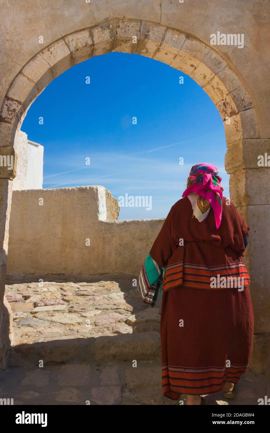 Femme au village fortifié de Takrouna, Tunisie Banque D'Images