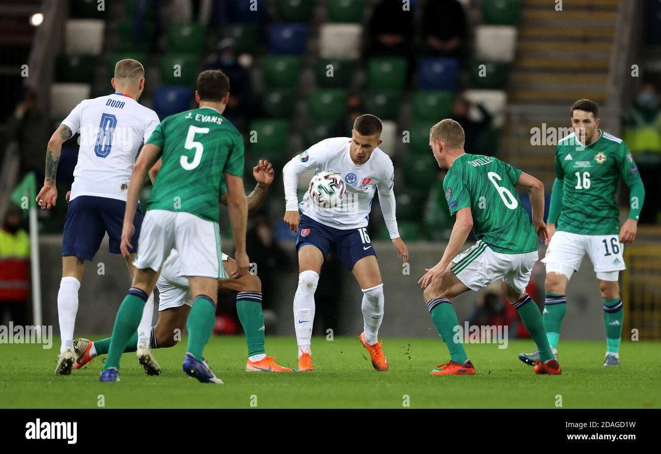 Lubomir Satka, de Slovaquie, contrôle le ballon sous pression lors du match des finales de l'UEFA Euro 2020 au Windsor Park, à Belfast. Banque D'Images