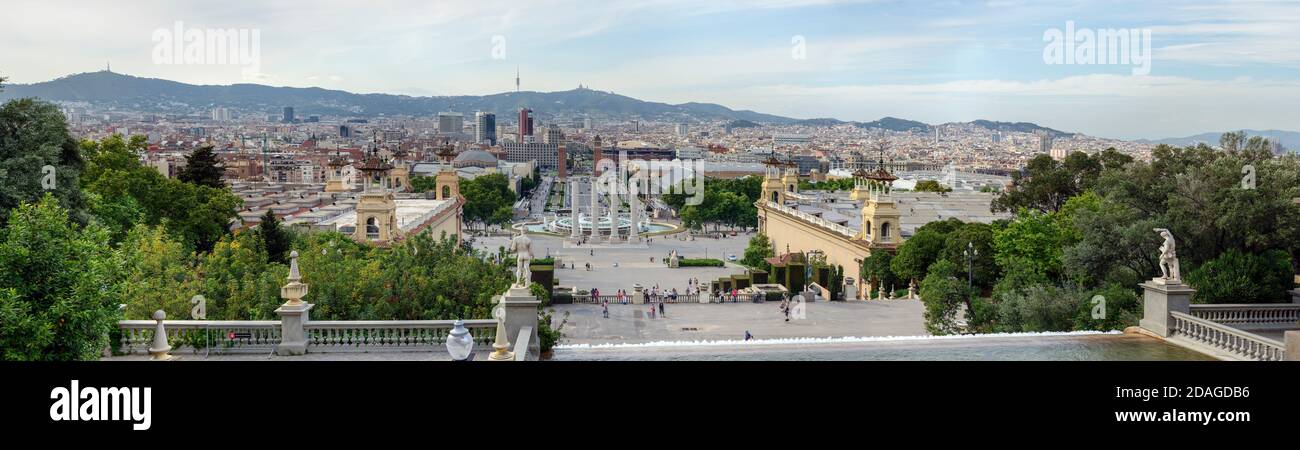 Panorama de Barcelone de Palau Nacional vers la place de l'Espagne en passant par Fira de Barcelona le long de l'Avinguda de la Reina Maria Cristina, Catalogne, Espagne. Banque D'Images
