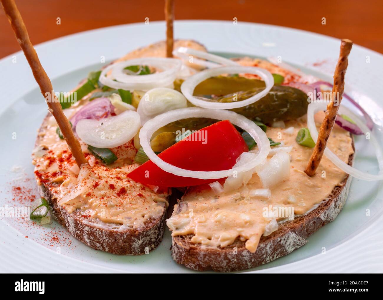 Obatzda est une trempette de fromage bavaroise servie sur du pain. Banque D'Images