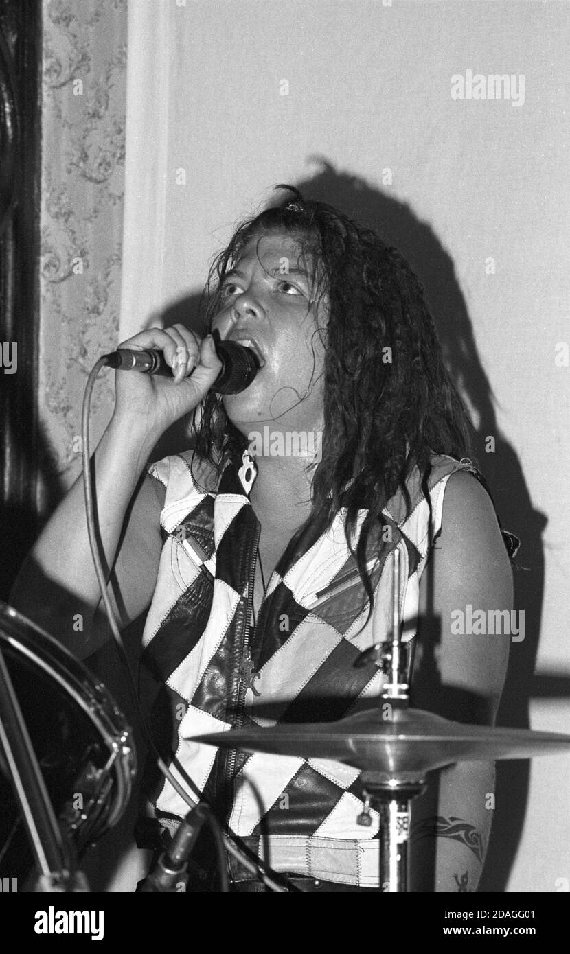 Lori Barbero, batteur du groupe de Minneapolis Babes à Toyland, sur scène à Esquires, Bedford, Angleterre, 05/10/1990. Banque D'Images