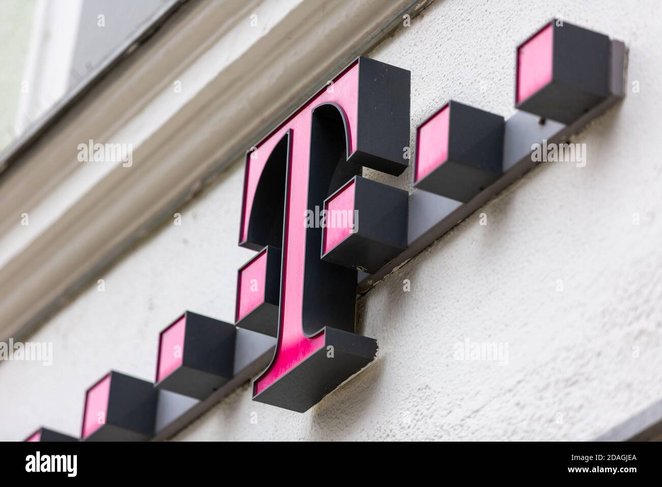 PASSAU / ALLEMAGNE - 8 NOVEMBRE 2020 : logo de la succursale de Deutsche Telekom. Deutsche Telekom AG est une société allemande de télécommunications Banque D'Images