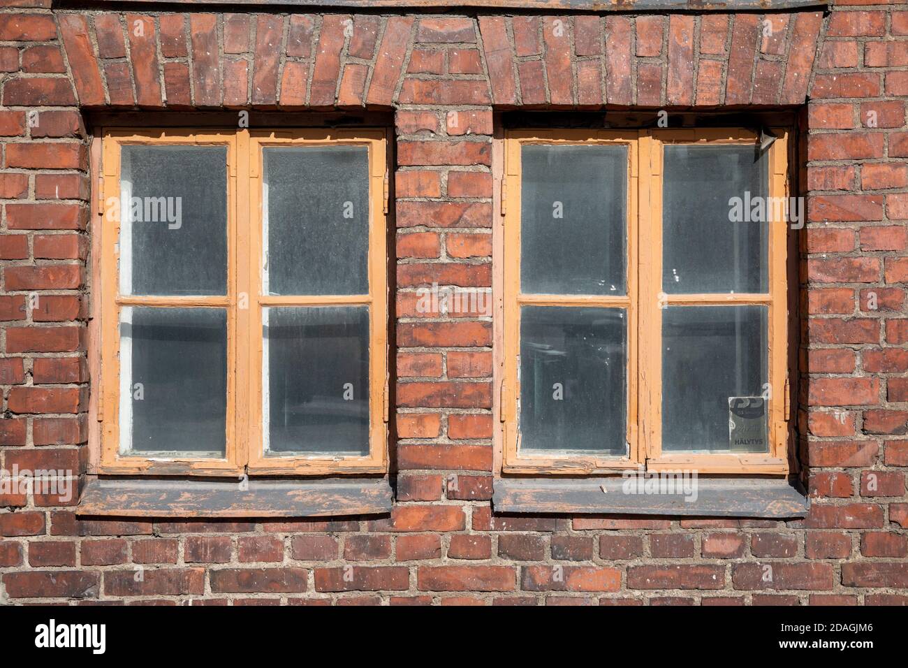 Vieux bâtiments industriels en briques rouges dans le quartier de Konepaja à Helsinki, en Finlande Banque D'Images