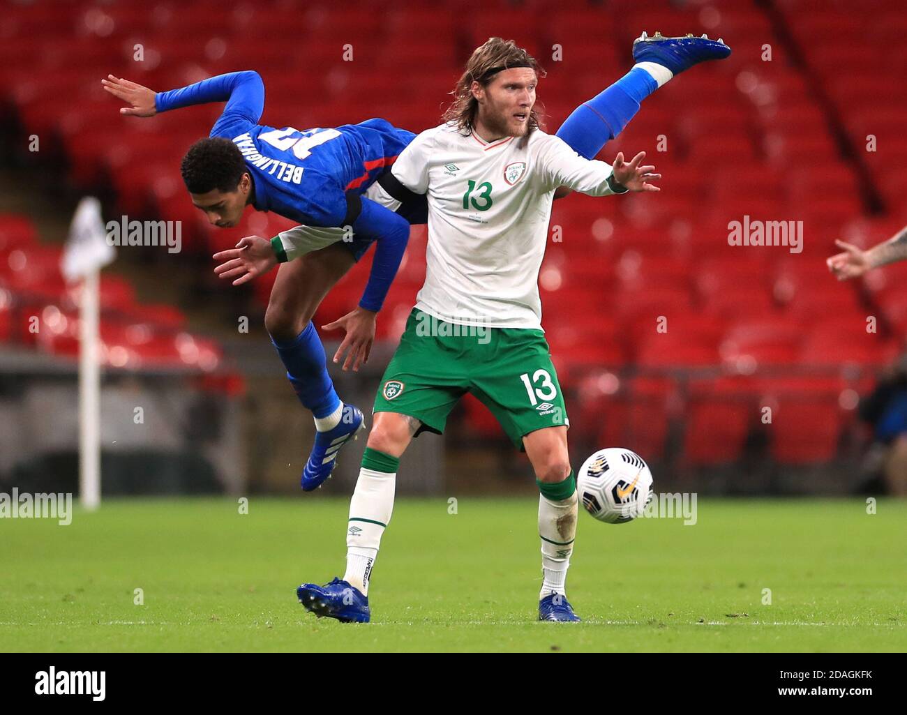 Jude Bellingham (à gauche), en Angleterre, et Jeff Hendrick, en République d'Irlande, se battent pour le bal lors de l'amicale internationale au stade Wembley, à Londres. Banque D'Images