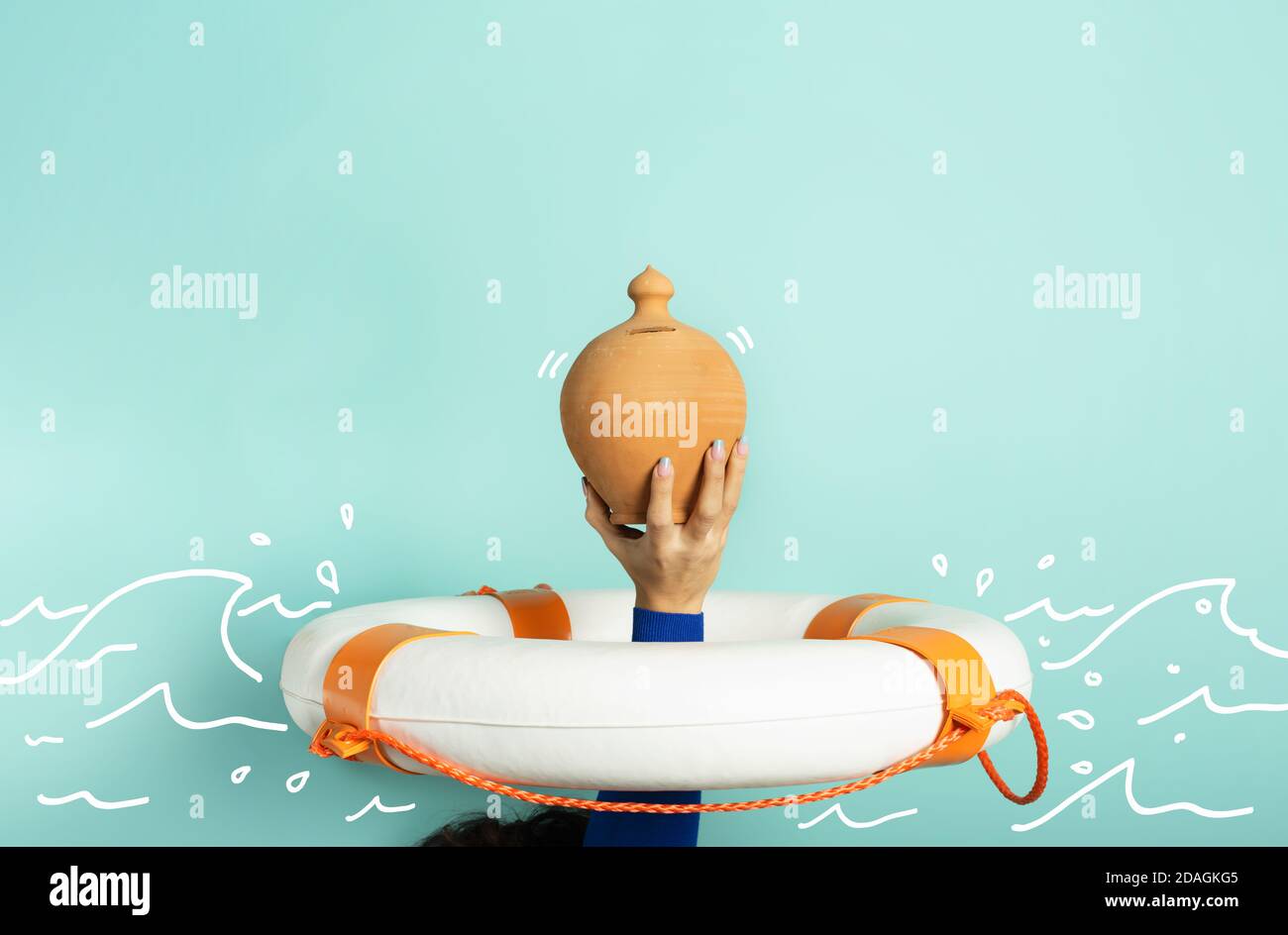 Personne est noyade et veut sauver sa moneybox. Concept de faillite et de crise. Fond cyan Banque D'Images