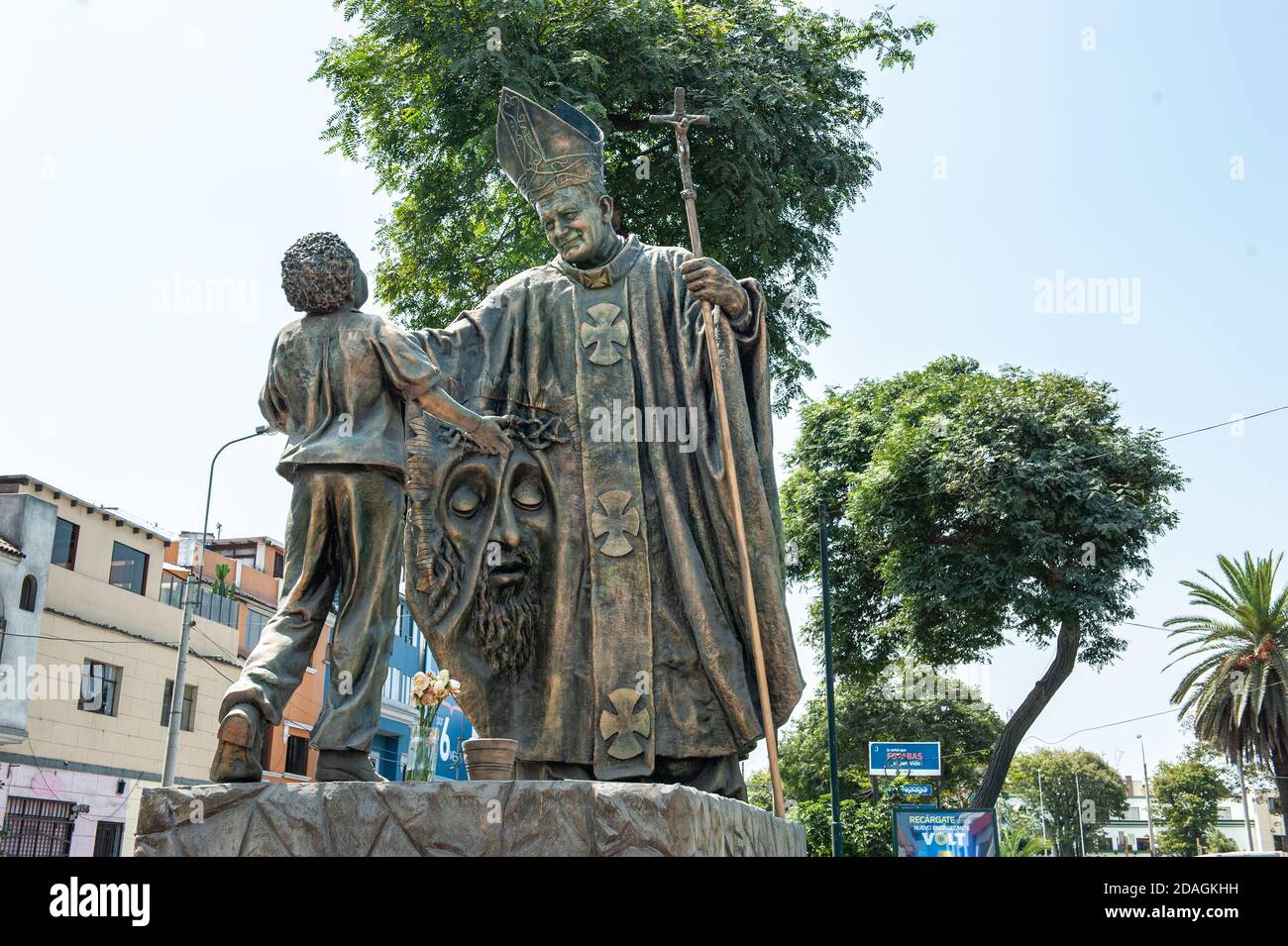 Monument Jean-Paul II, la municipalité de Lince rend un hommage bien mérité au bienheureux Paul II et à M. de Los Milagros, en tant que témoignage fidèle Banque D'Images