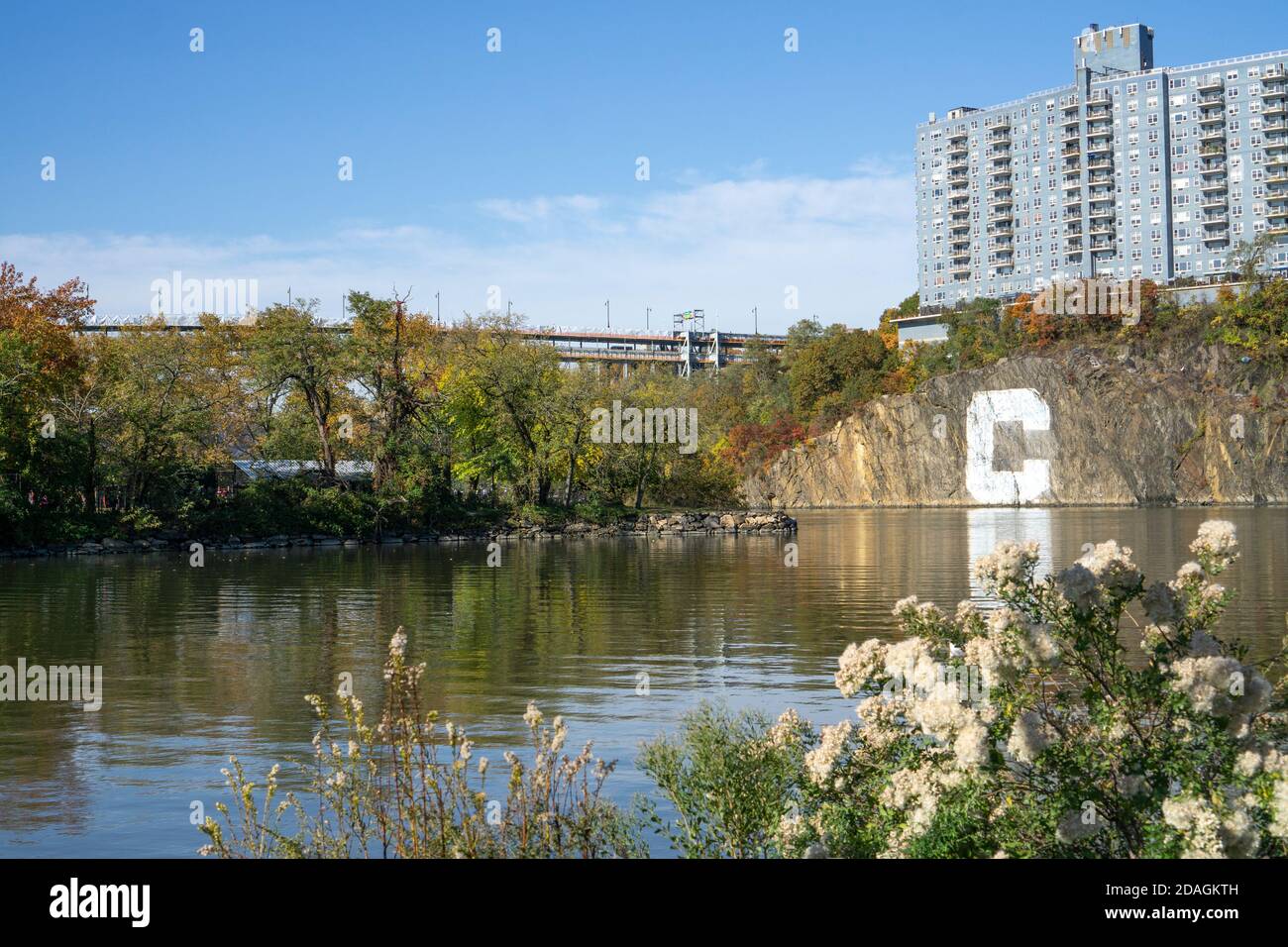 Complexe d'appartements construit sur une falaise avec la lettre C, avec vue sur le ruisseau et le parc Inwood Hill Banque D'Images