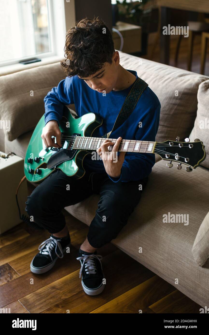 Adolescent pratiquant la guitare électrique à la maison Photo Stock - Alamy