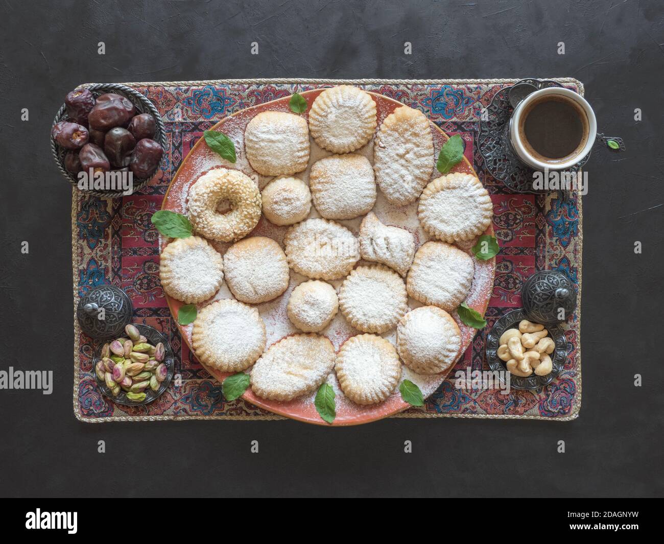 Le ramadan sucreries fond. Biscuits de la fête islamique El Fitr. Cookies arabes Maamoul. Banque D'Images
