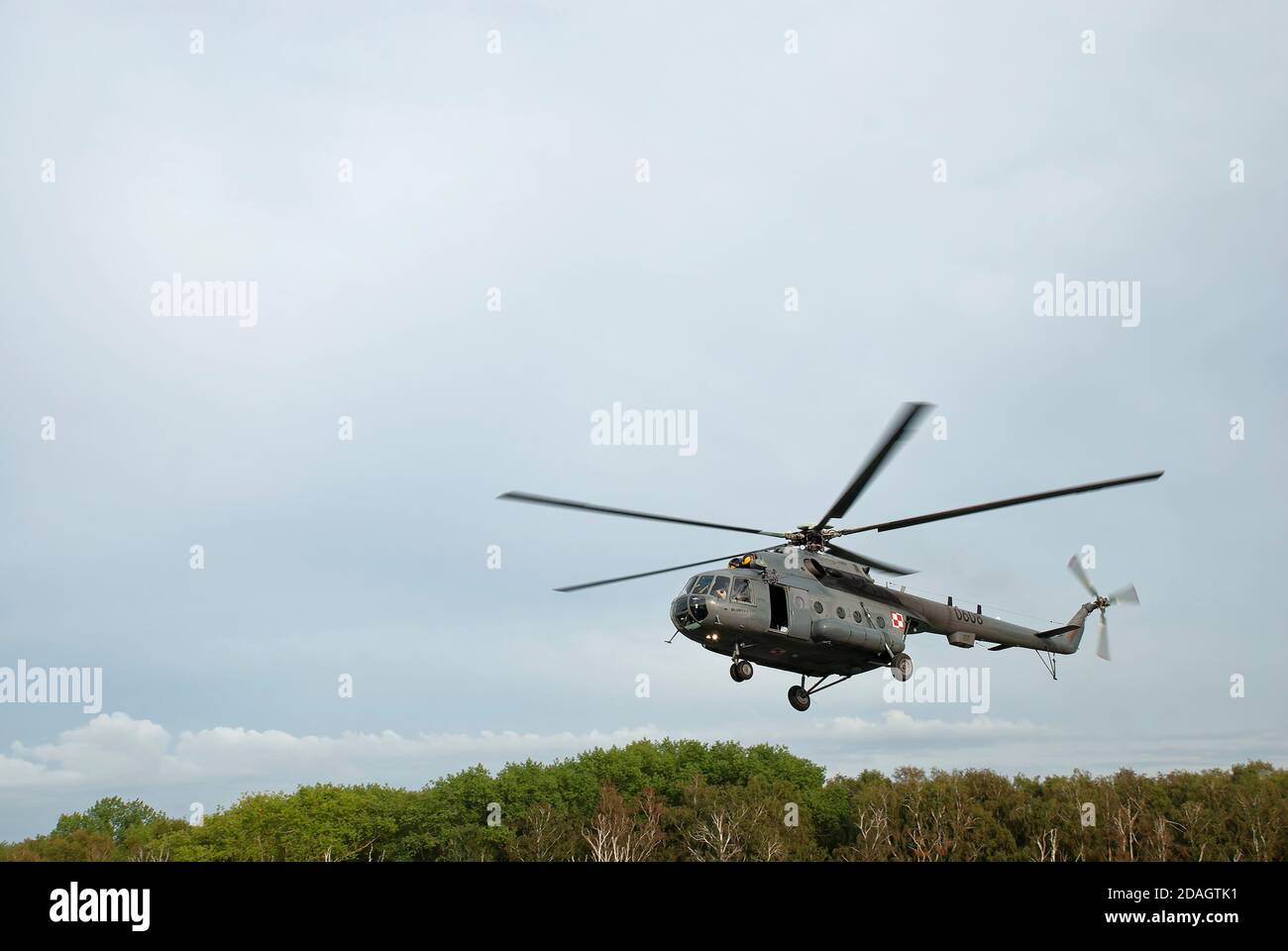 Mi-8 halocopter au-dessus des arbres contre le ciel. Photo prise après le spectacle de saut en parachute pendant le festival Commando à Dziwnów - 22 août 2020. Banque D'Images