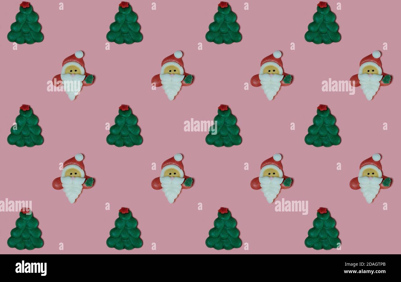 Motif composé de biscuits au père noël et aux pins. Motif de noël minimaliste Banque D'Images