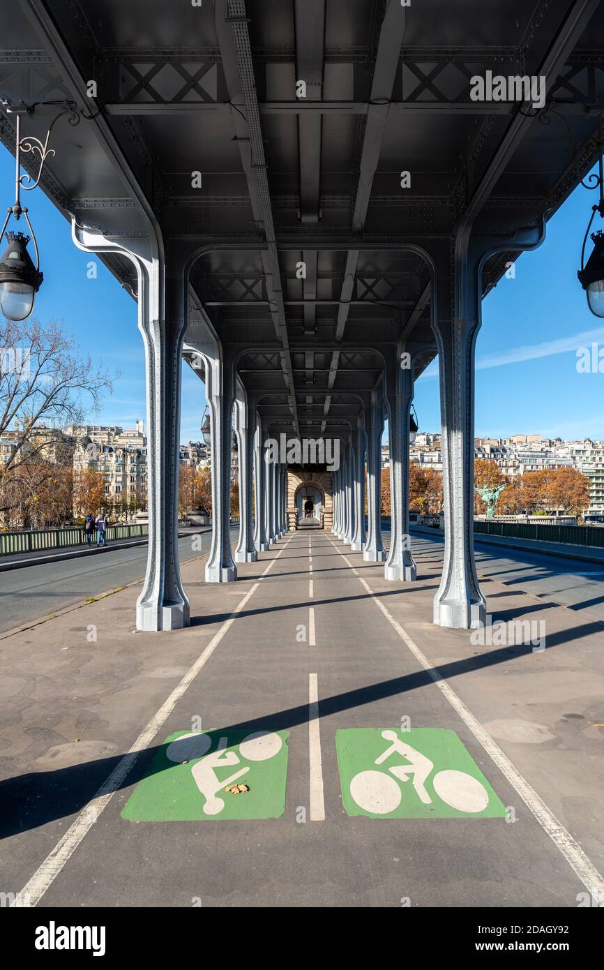 Piste cyclable sur le pont Bir-Hakeim - Paris Banque D'Images