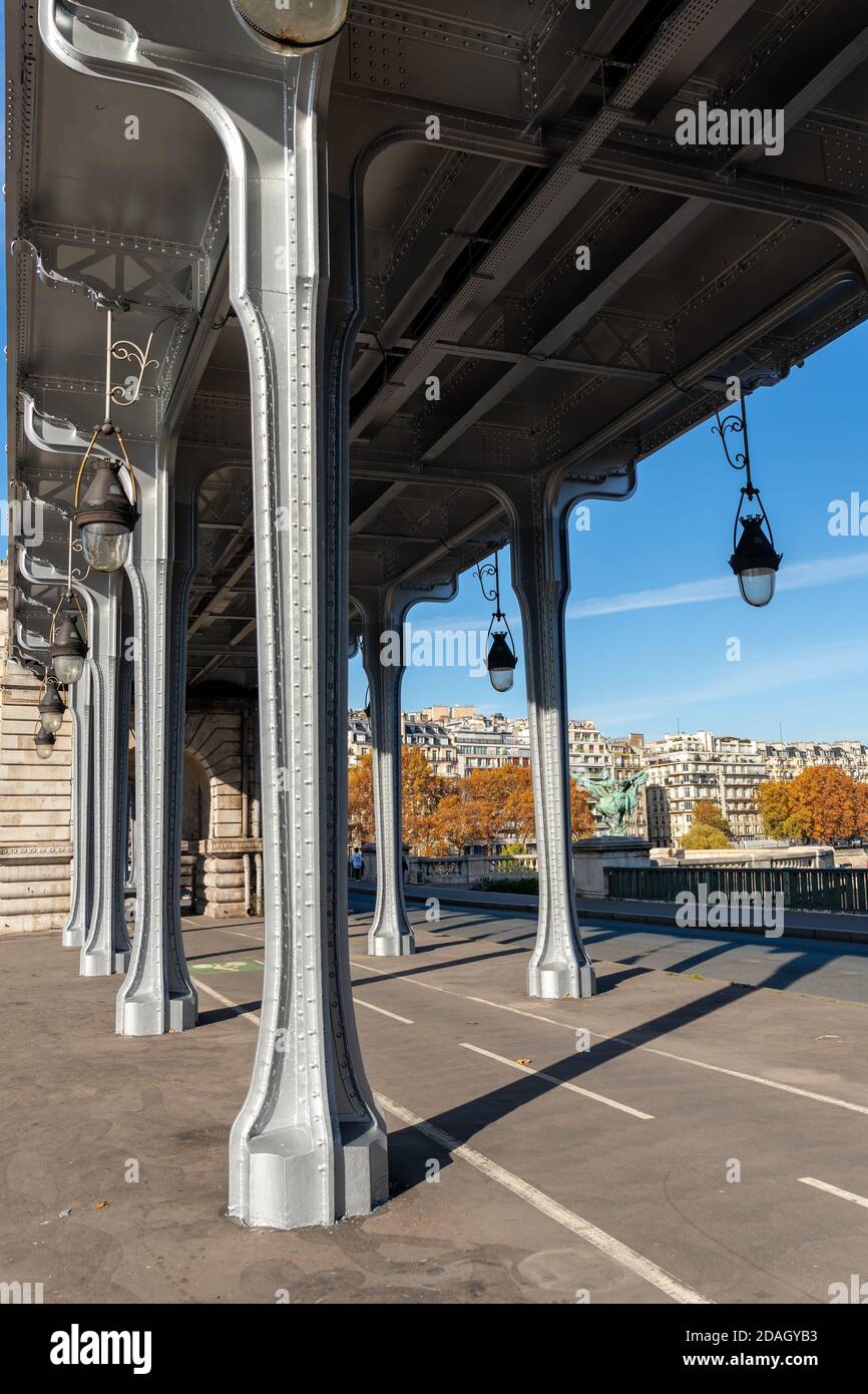 Pont Bir-Hakeim en automne - Paris Banque D'Images