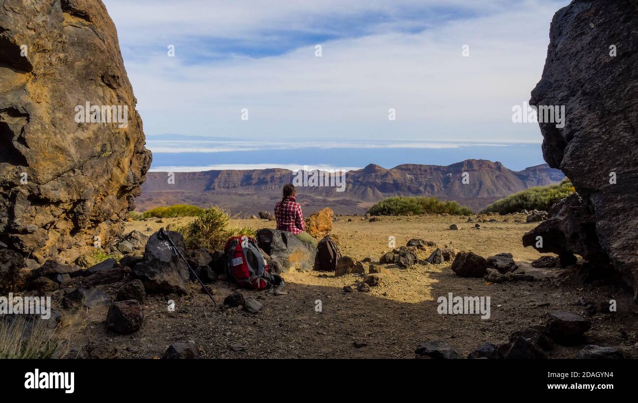 Une femme de randonnée prend une pause en regardant le paysage Banque D'Images