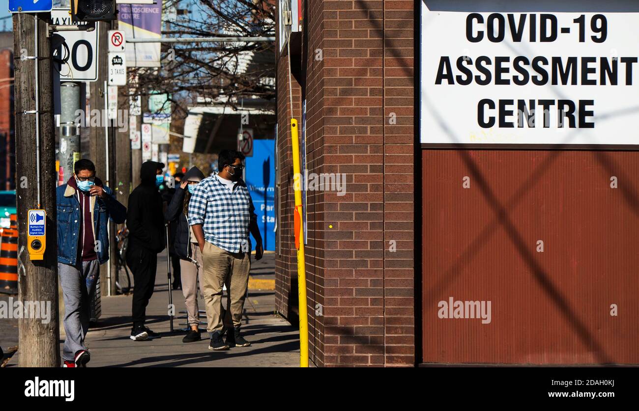 Toronto, Canada. 12 novembre 2020. Les personnes portant un masque facial font la queue pour les tests COVID-19 à l'extérieur d'un centre d'évaluation COVID-19 à Toronto, au Canada, le 12 novembre 2020. Selon CTV, le nombre total de cas de COVID-19 au Canada s'élevait à 280,002 au jeudi midi. Credit: Zou Zheng/Xinhua/Alamy Live News Banque D'Images