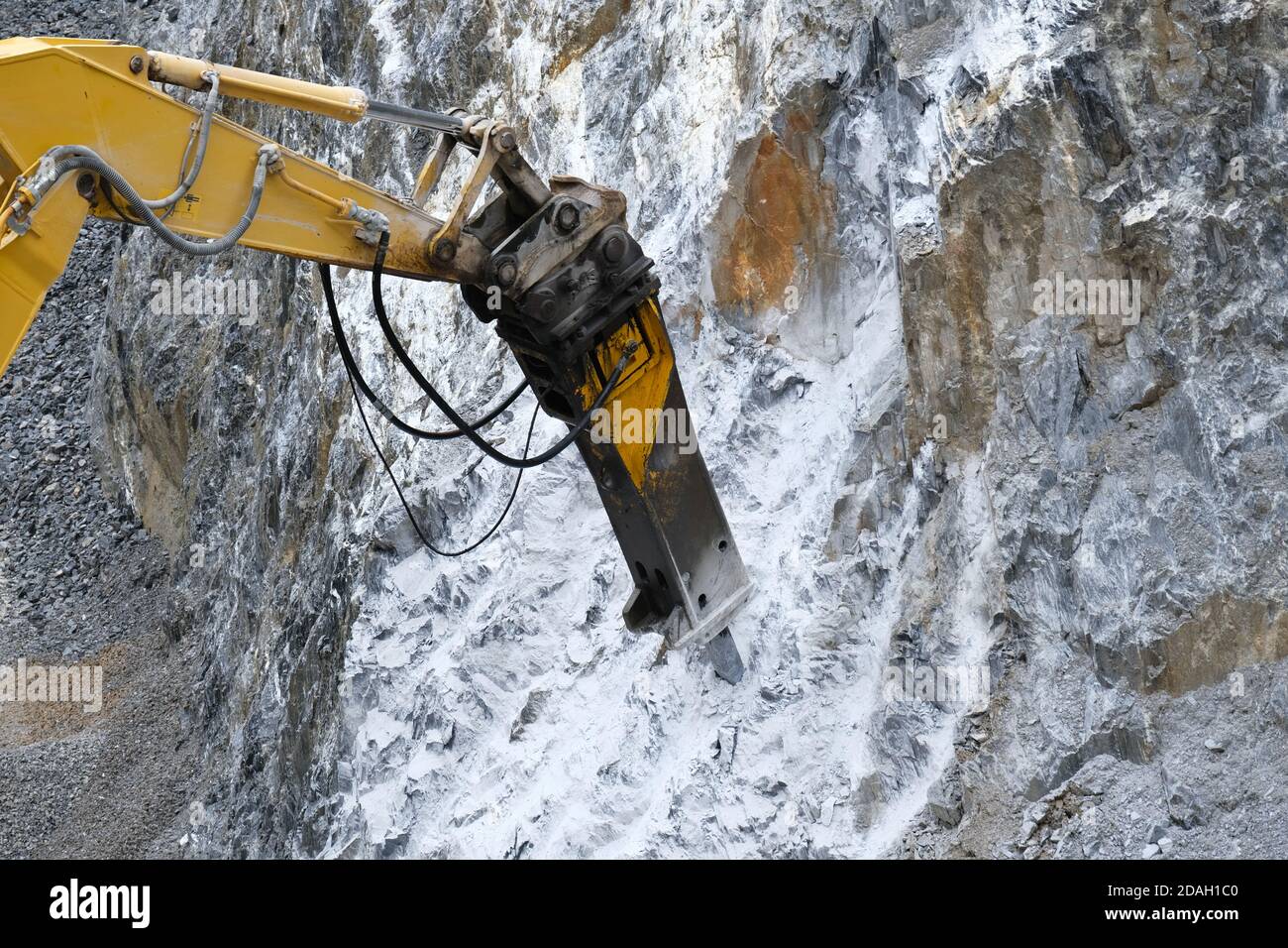 Marteau hydraulique pour béton de frein et roche dure dans la carrière. Banque D'Images