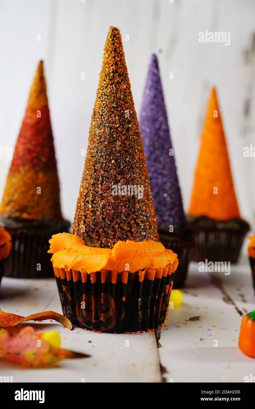 Halloween – Cupcakes à chapeau de sorcière, mise au point sélective Banque D'Images