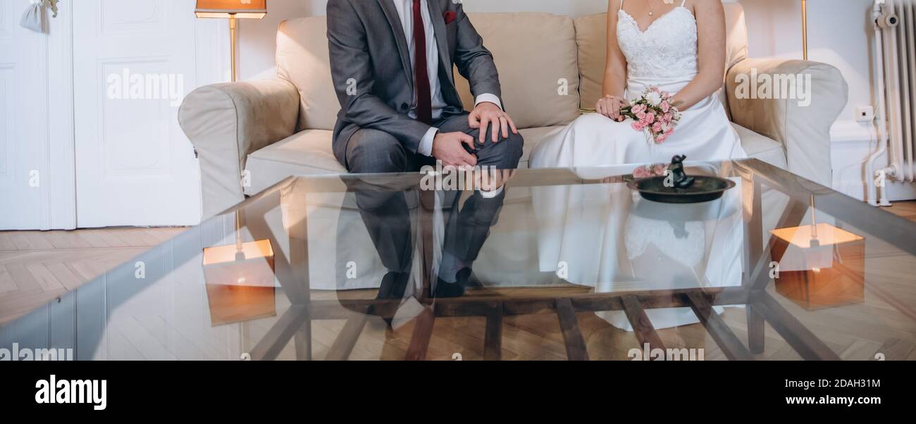Couple de mariage célébrant ensemble le joyeux jour de mariage. Concept d'agence de mariage. Banque D'Images Couple de mariage célébrant ensemble le joyeux jour de mariage. Concept d'agence de mariage. Banque D'Images