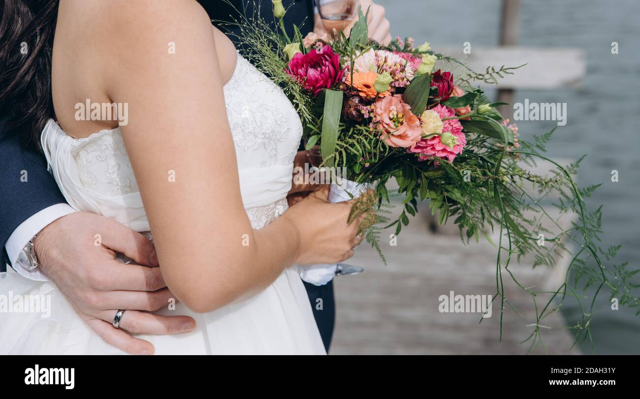 Couple de mariage célébrant ensemble le joyeux jour de mariage. Concept d'agence de mariage. Banque D'Images Couple de mariage célébrant ensemble le joyeux jour de mariage. Concept d'agence de mariage. Banque D'Images