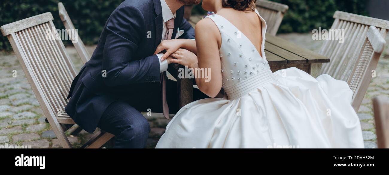 Couple de mariage célébrant ensemble le joyeux jour de mariage. Concept d'agence de mariage. Banque D'Images Couple de mariage célébrant ensemble le joyeux jour de mariage. Concept d'agence de mariage. Banque D'Images