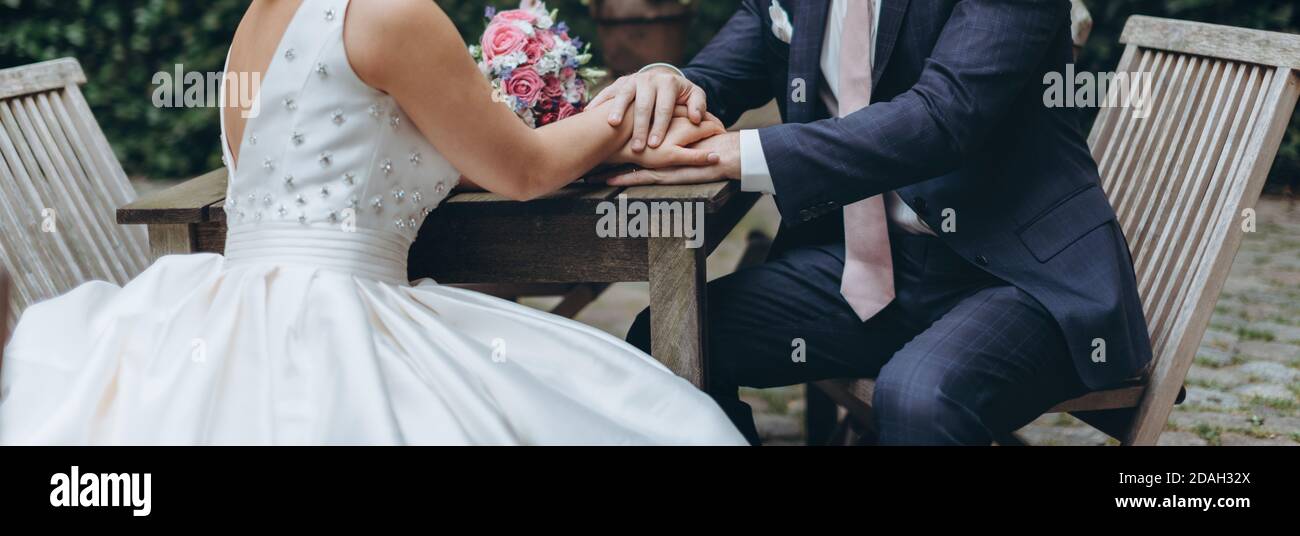 Couple de mariage célébrant ensemble le joyeux jour de mariage. Concept d'agence de mariage. Banque D'Images Couple de mariage célébrant ensemble le joyeux jour de mariage. Concept d'agence de mariage. Banque D'Images