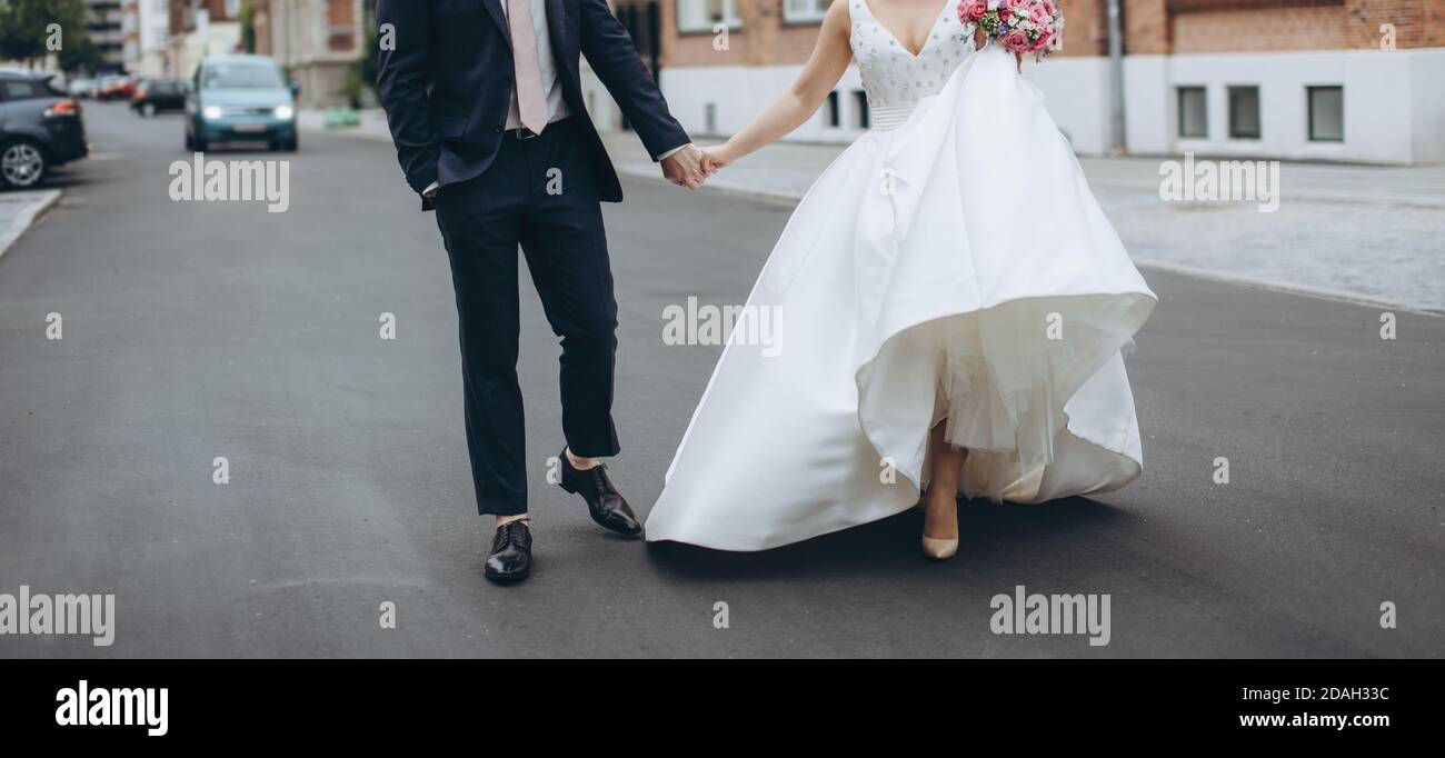 Couple de mariage célébrant ensemble le joyeux jour de mariage. Concept d'agence de mariage. Banque D'Images Couple de mariage célébrant ensemble le joyeux jour de mariage. Concept d'agence de mariage. Banque D'Images