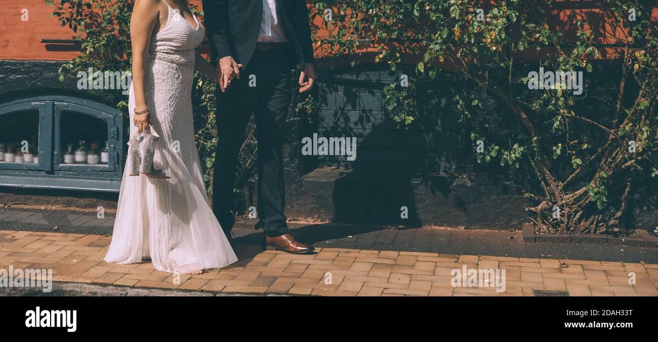 Couple de mariage célébrant ensemble le joyeux jour de mariage. Concept d'agence de mariage. Banque D'Images Couple de mariage célébrant ensemble le joyeux jour de mariage. Concept d'agence de mariage. Banque D'Images
