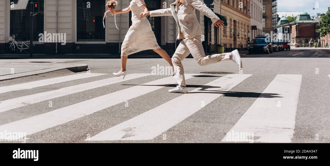 Couple de mariés en face de l'hôtel à Copenhague. Concept d'agence de mariage. Banque D'Images Couple de mariés en face de l'hôtel à Copenhague. Concept d'agence de mariage. Banque D'Images