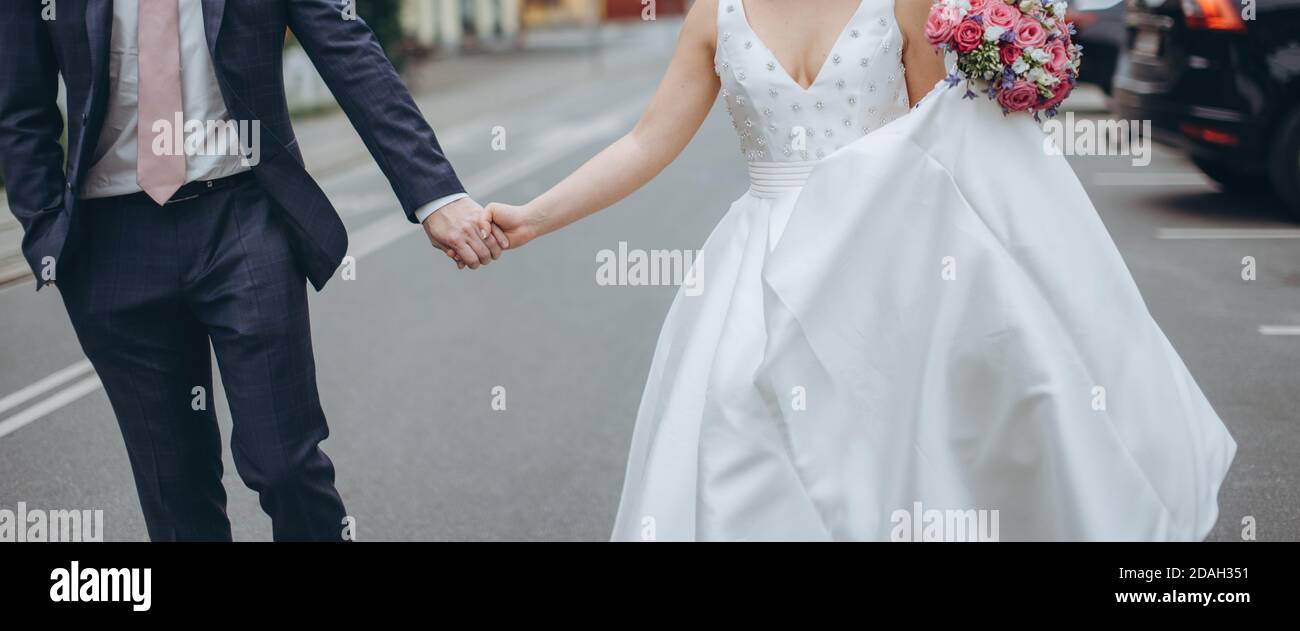Couple de mariage célébrant ensemble le joyeux jour de mariage. Concept d'agence de mariage. Banque D'Images Couple de mariage célébrant ensemble le joyeux jour de mariage. Concept d'agence de mariage. Banque D'Images