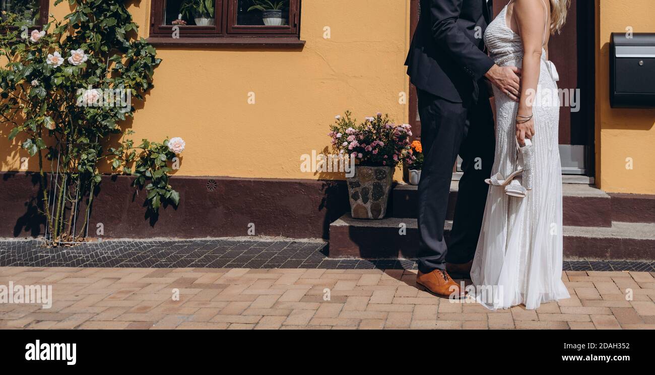 Couple de mariage célébrant ensemble le joyeux jour de mariage. Concept d'agence de mariage. Banque D'Images Couple de mariage célébrant ensemble le joyeux jour de mariage. Concept d'agence de mariage. Banque D'Images