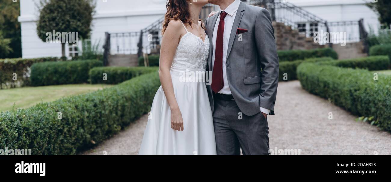 Couple de mariage célébrant ensemble le joyeux jour de mariage. Concept d'agence de mariage. Banque D'Images Couple de mariage célébrant ensemble le joyeux jour de mariage. Concept d'agence de mariage. Banque D'Images